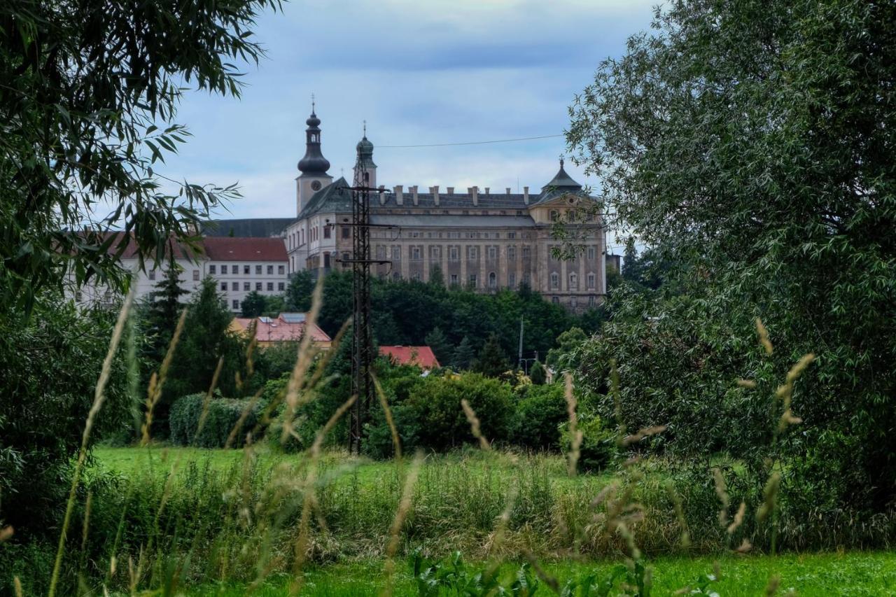 Apartmany V Broumovskem Statku Buitenkant foto